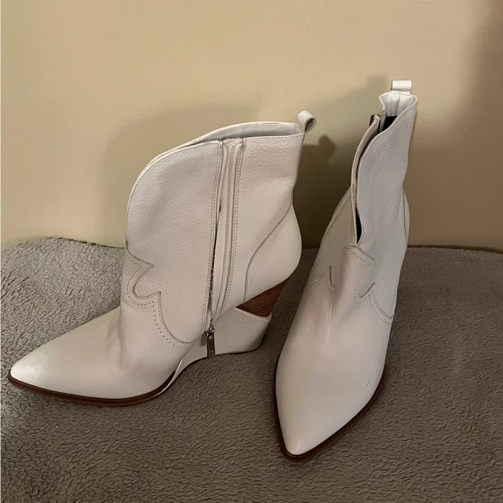 Beautiful Jessica Simpson western style wedge bootie - Picture 2 of 4